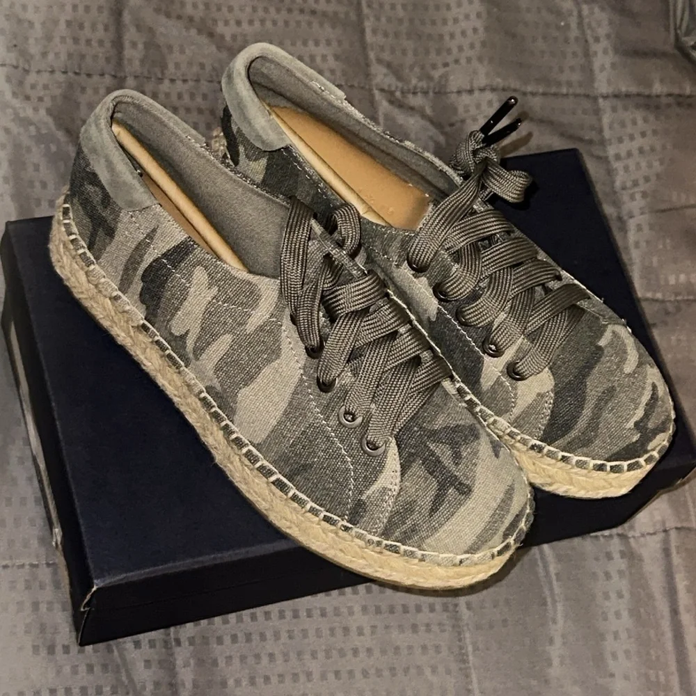 Splendid camo espadrille size 8